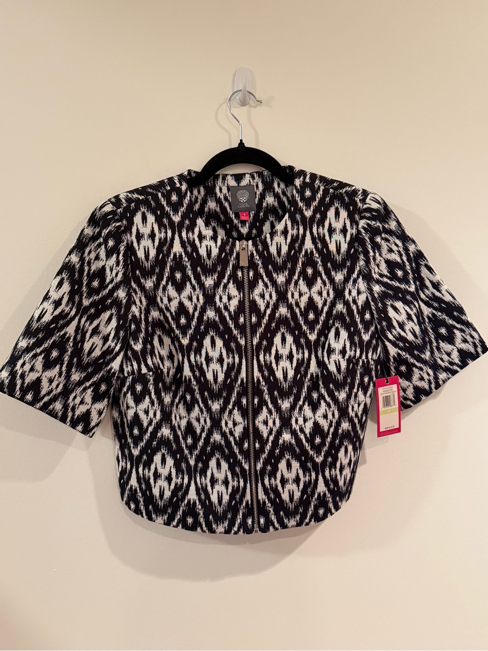 Vince Camuto Black & White Ikat Short Sleeve Semi-Cropped Zip Blazer Jacket - Picture 2 of 6